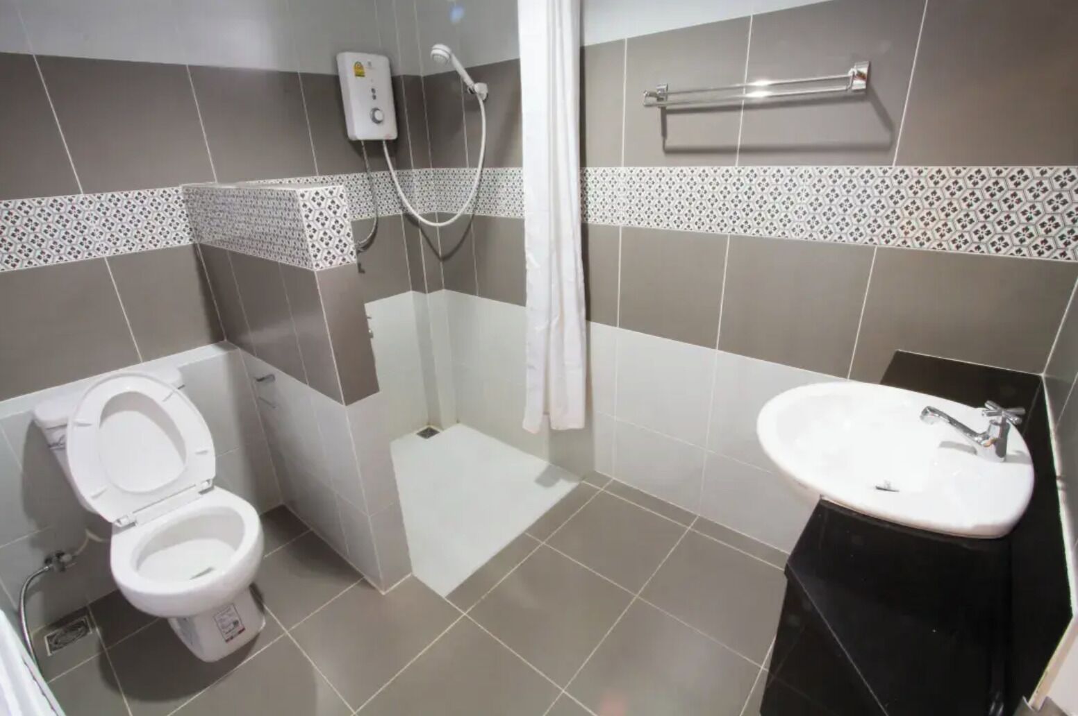 Habitación doble superior | Baño | Ducha, artículos de higiene personal gratuitos, toallas y jabón