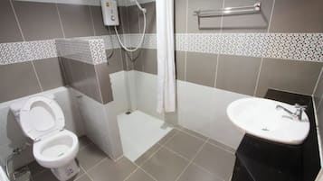 Habitación doble superior | Baño | Ducha, artículos de higiene personal gratuitos, toallas y jabón