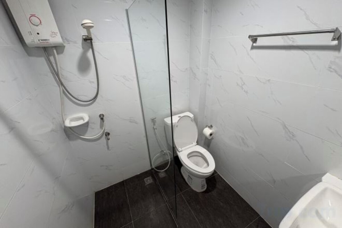 Regadera, amenidades de baño gratuitas, toallas, jabón 