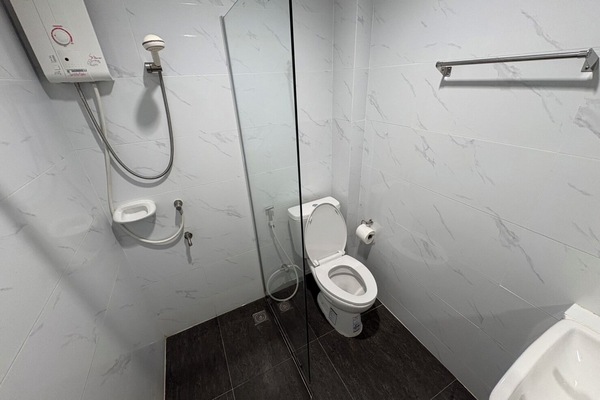 Shower, free toiletries, towels, soap