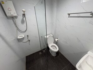 Een douche, gratis toiletartikelen, handdoeken, zeep