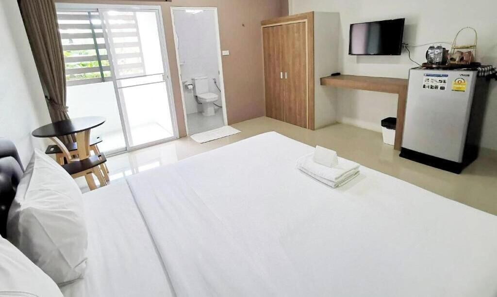 Desk, blackout curtains, rollaway beds, free WiFi