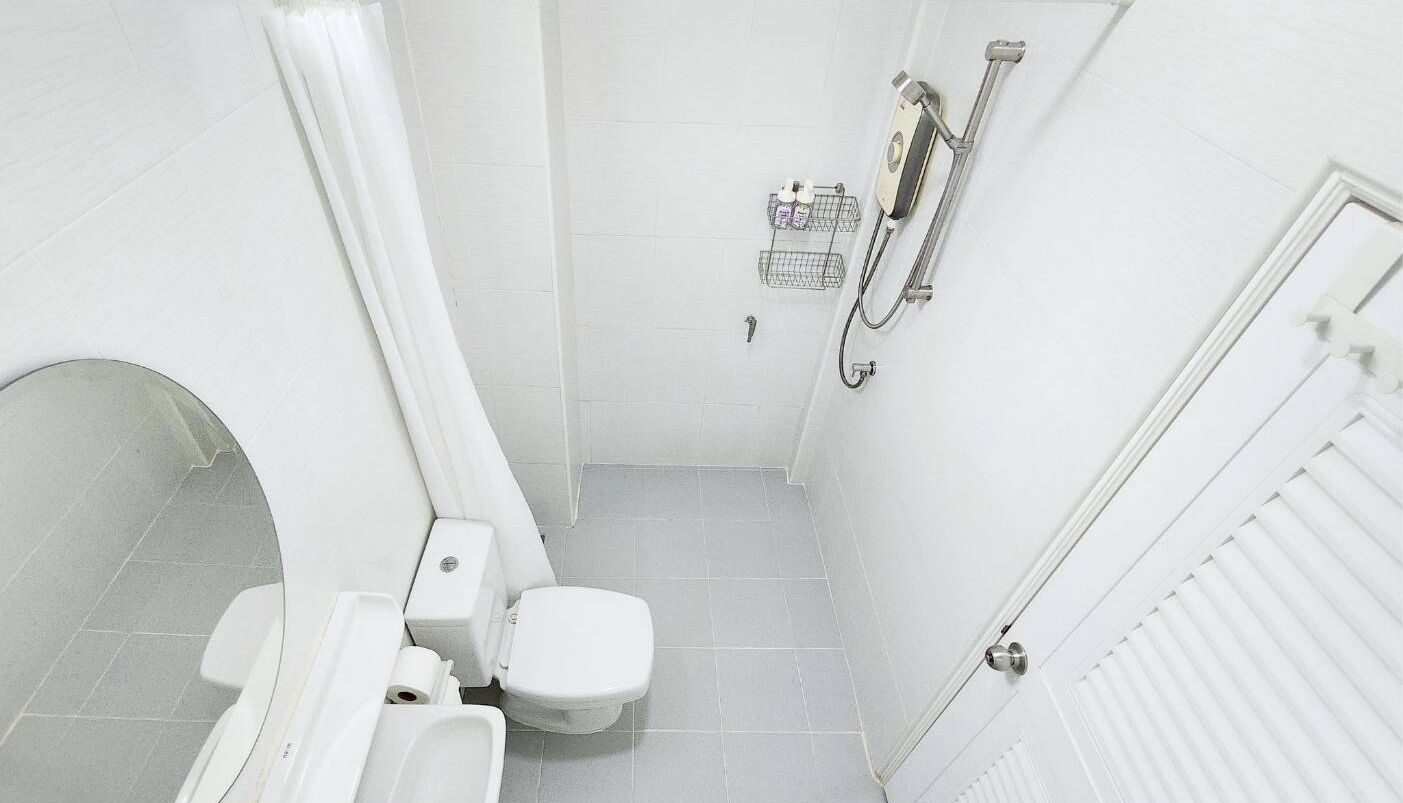 Shower, free toiletries, towels