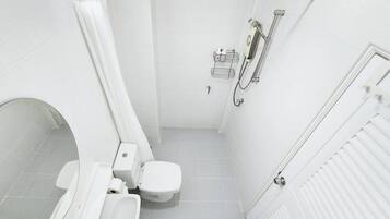 ฝักบัว, ของใช้ในห้องน้ำฟรี, ผ้าเช็ดตัว