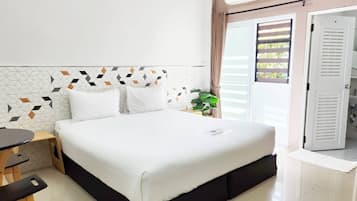 Kamar Double Standar | Meja kerja, tirai kedap cahaya, dan tempat tidur lipat/tambahan