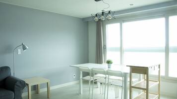Superior Room, 1 Bedroom, Non Smoking, Beachfront | In-room dining