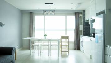 Superior Room, 1 Bedroom, Non Smoking, Beachfront | In-room dining