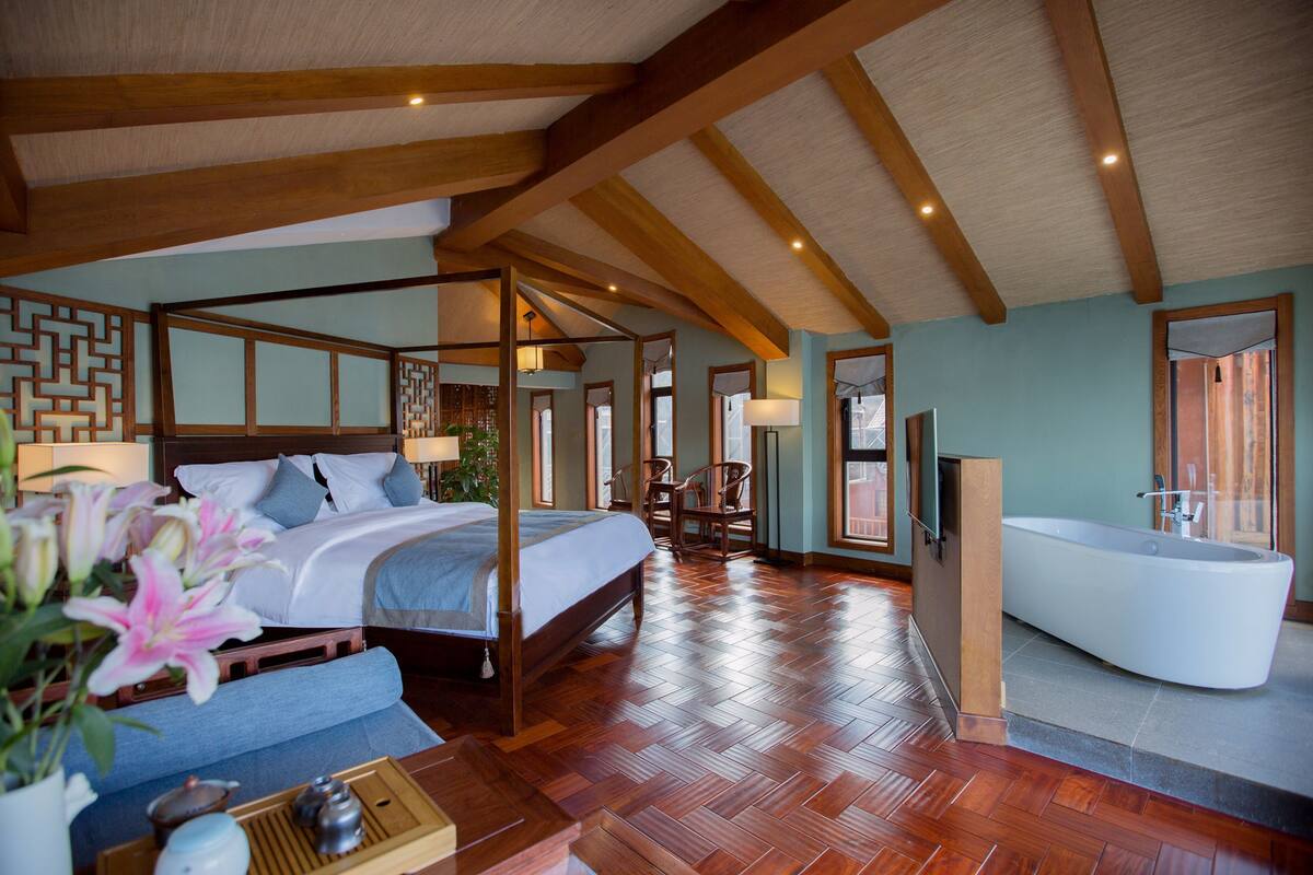 Family Room, Lake View | Minibar, blackout drapes, free WiFi