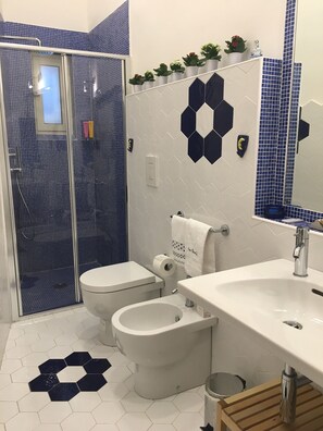 Chambre Triple, salle de bains commune | Salle de bain | Douche, douche à « effet pluie », articles de toilette gratuits, bidet