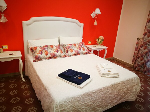 أغطية فراش متميزة ومكتب ومكواة/لوح كي وواي فاي مجانًا