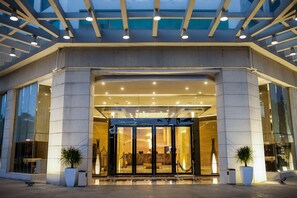 Vista frontal de la propiedad por la tarde o noche