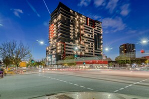 Fachada de la propiedad por la tarde o noche