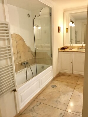 Een douche, een hydromassagedouche, gratis toiletartikelen