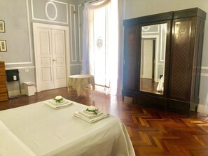 Chambre Quadruple Royale (Private External Bathroom )