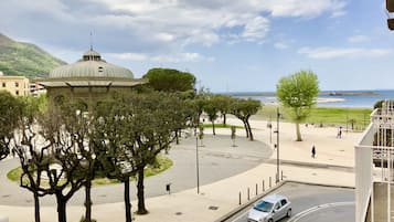 Una veduta di una città con una cupola imponente, una strada trafficata e un corpo d'acqua sullo sfondo.
