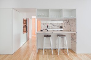 Apartamento família, 3 quartos, cozinha, vista para a cidade | Cozinha privada | Geladeira grande, micro-ondas, fogão, cooktop