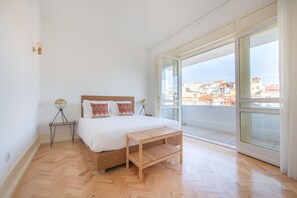 Apartamento superior, 2 quartos, sacada, no mezanino | 2 quartos, quartos à prova de som, ferros/tábuas de passar roupa