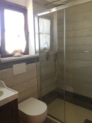 Doppia Deluxe, 1 letto queen | Bagno | Doccia, set di cortesia gratuito, asciugacapelli, asciugamani