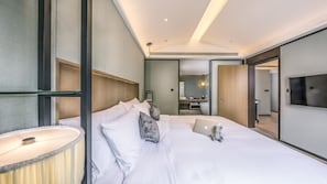 Deluxe Suite King Room | Minibar, in-room safe, desk, blackout drapes - The Lucid Resort (Taizhou)