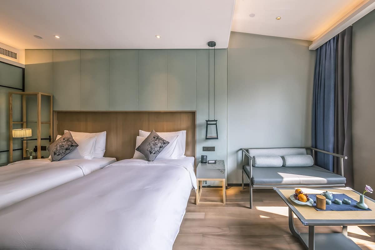 Deluxe Twin Room | Minibar, in-room safe, desk, blackout drapes