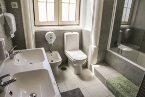 Basic Shared Dormitory, Shared Bathroom (Barraca Vermelha) | Bathroom | Separate tub and shower, hydromassage showerhead, towels - Hostel 402 (Figueira da Foz)
