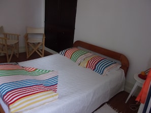 Individually decorated, individually furnished, iron/ironing board - Hostel 402 (Figueira da Foz)