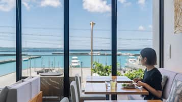 Café da manhã com buffet todos os dias (JPY 2000 por pessoa)