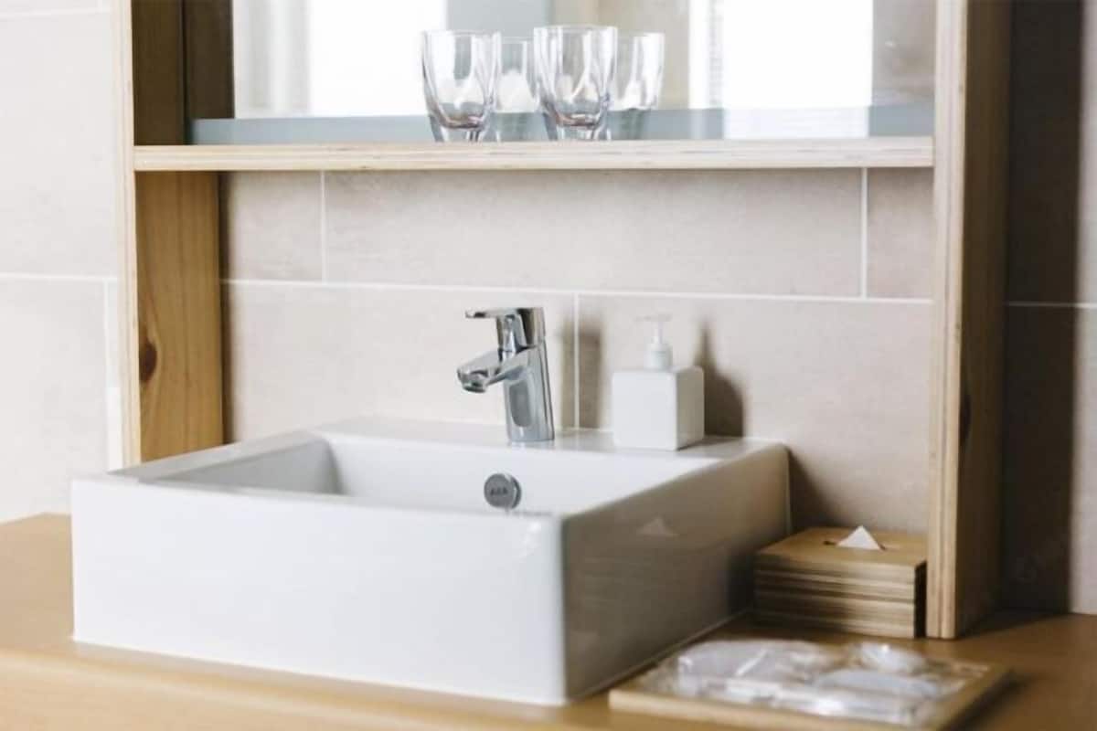 Asciugacapelli, pantofole, bidet, asciugamani