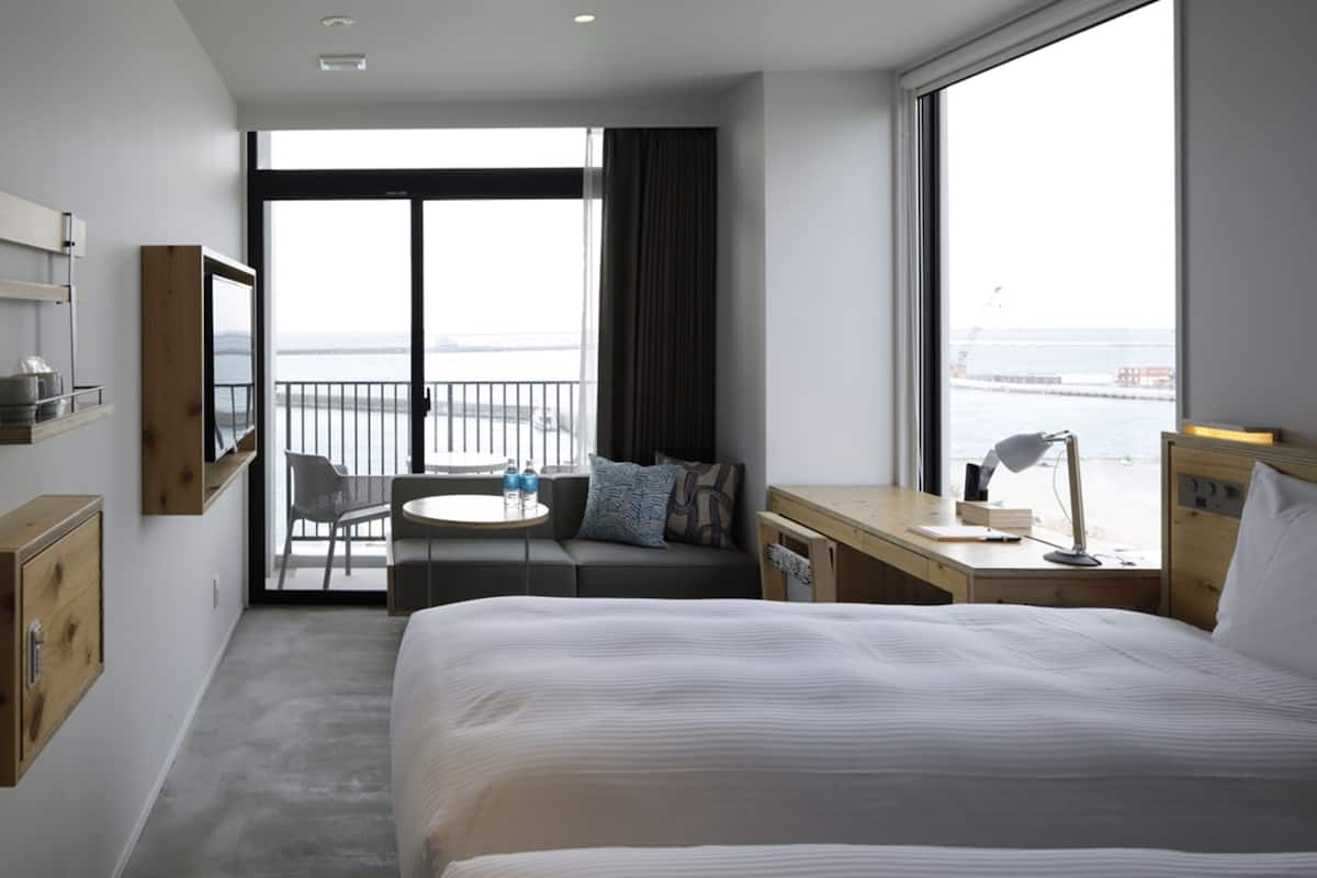 corner view twin (harbor view) | in-room safe, individually furnished, blackout curtains, free wifi