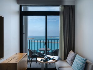 Caja de seguridad en la habitación y muebles diferentes 