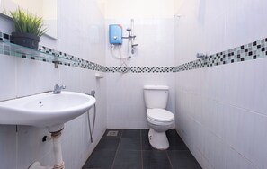 A small bathroom with a white sink, toilet, and shower. - OYO 89981 Nyamanya Hotel (Kuantan)