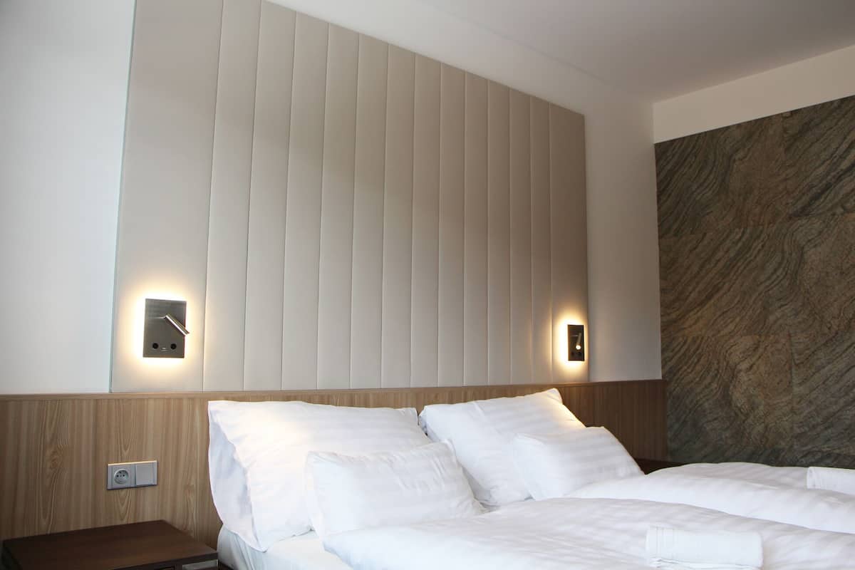 Minibar, caja fuerte, escritorio y cortinas opacas