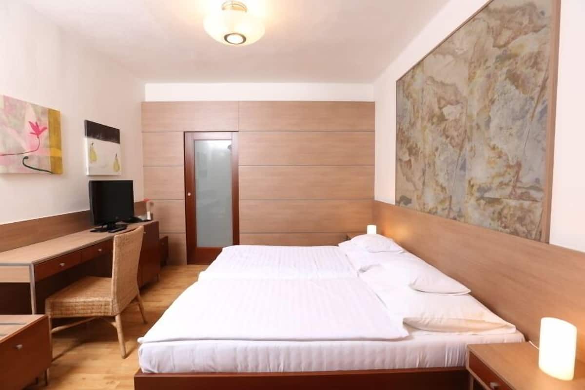 Habitación estándar con 1 cama doble o 2 individuales, 2 camas de matrimonio, vistas a la colina | Minibar, caja fuerte, escritorio y cortinas opacas