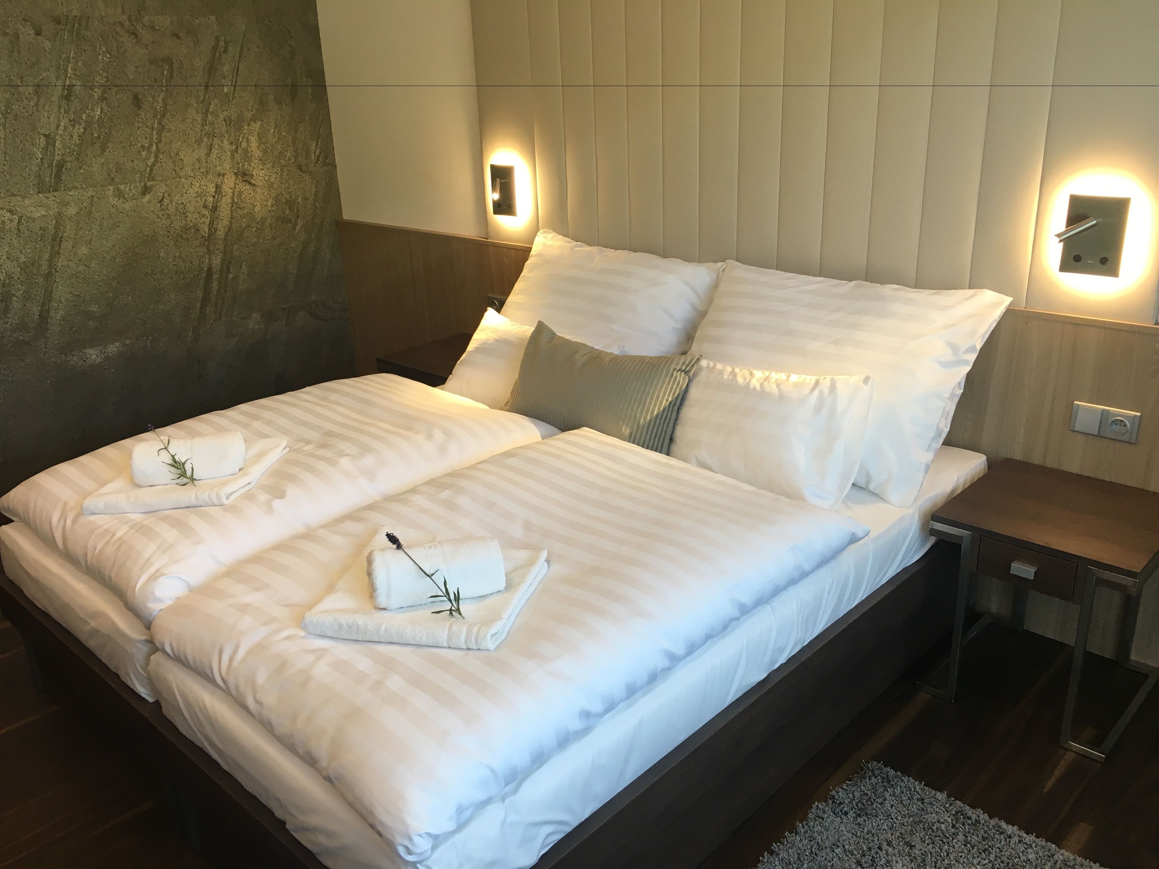 deluxe double or twin room | minibar, in-room safe, desk, blackout curtains