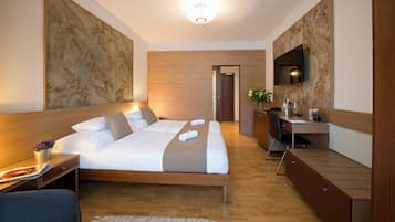 Kamar Double atau Twin Standar, 2 Tempat Tidur Queen, pemandangan bukit, tepi gunung | Minibar, brankas, meja kerja, dan tirai kedap cahaya