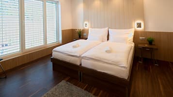 Minibar, coffres-forts dans les chambres, bureau, rideaux occultants