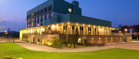 Façade de lâhĂ©bergement â soirĂ©e/nuit