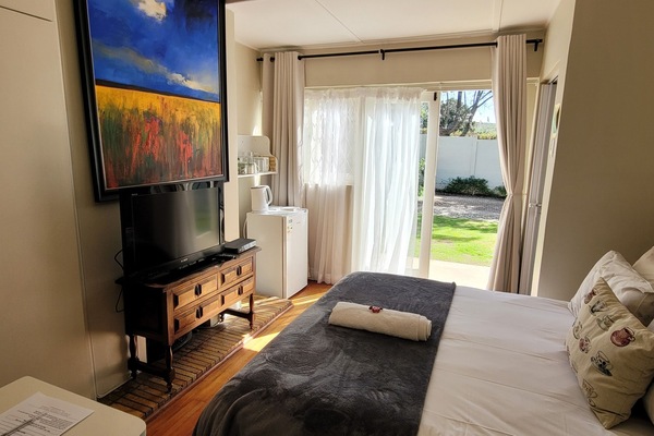 Economy Studio | Premium bedding, individually decorated, individually furnished