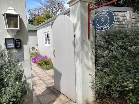 Entrada de la propiedad. AppleBee Guest Cottages