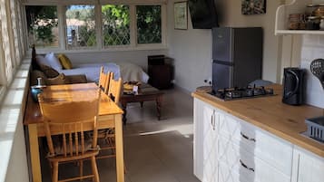 Småhus – comfort | Oppholdsområde | En 39-tommers Flatskjerm-TV med Parabol-TV samt TV og Netflix