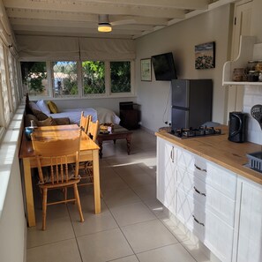 Stuga Comfort | Vardagsrum | 39-tums platt-tv med satellitkanaler, tv och Netflix