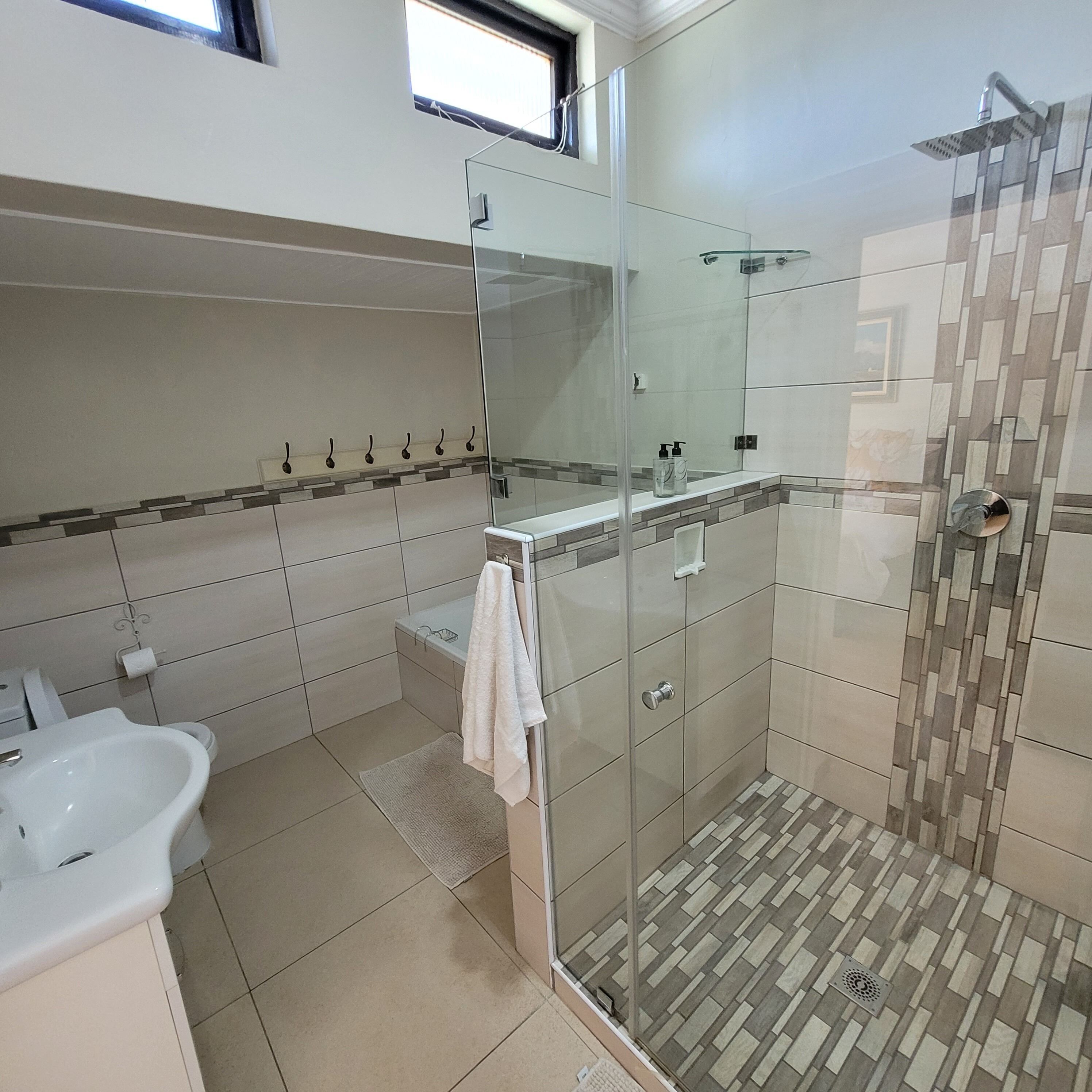 Cottage tiện nghi đơn giản | Phòng tắm | Đồ dùng nhà tắm miễn phí, máy sấy tóc, khăn tắm, xà phòng 