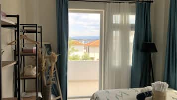 Doppelzimmer, eingeschränkter Meerblick | Schreibtisch, kostenlose Babybetten, kostenloses WLAN