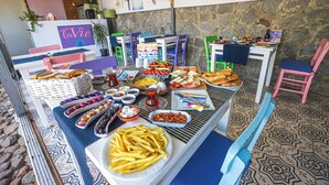 فطور كامل مجانًا يوميًا