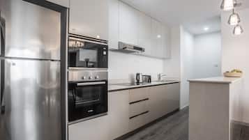 Full-sized fridge, microwave, oven, stovetop