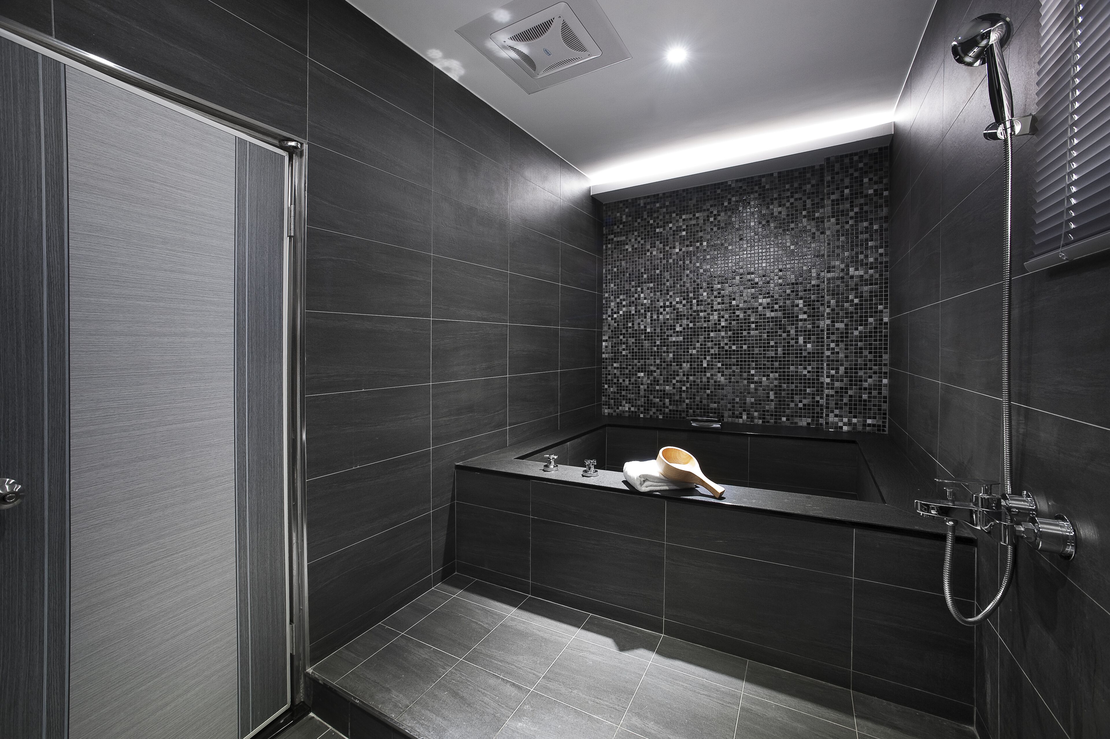 family quadruple room | bathroom | separate bathtub and shower, deep-soaking bathtub, free toiletries