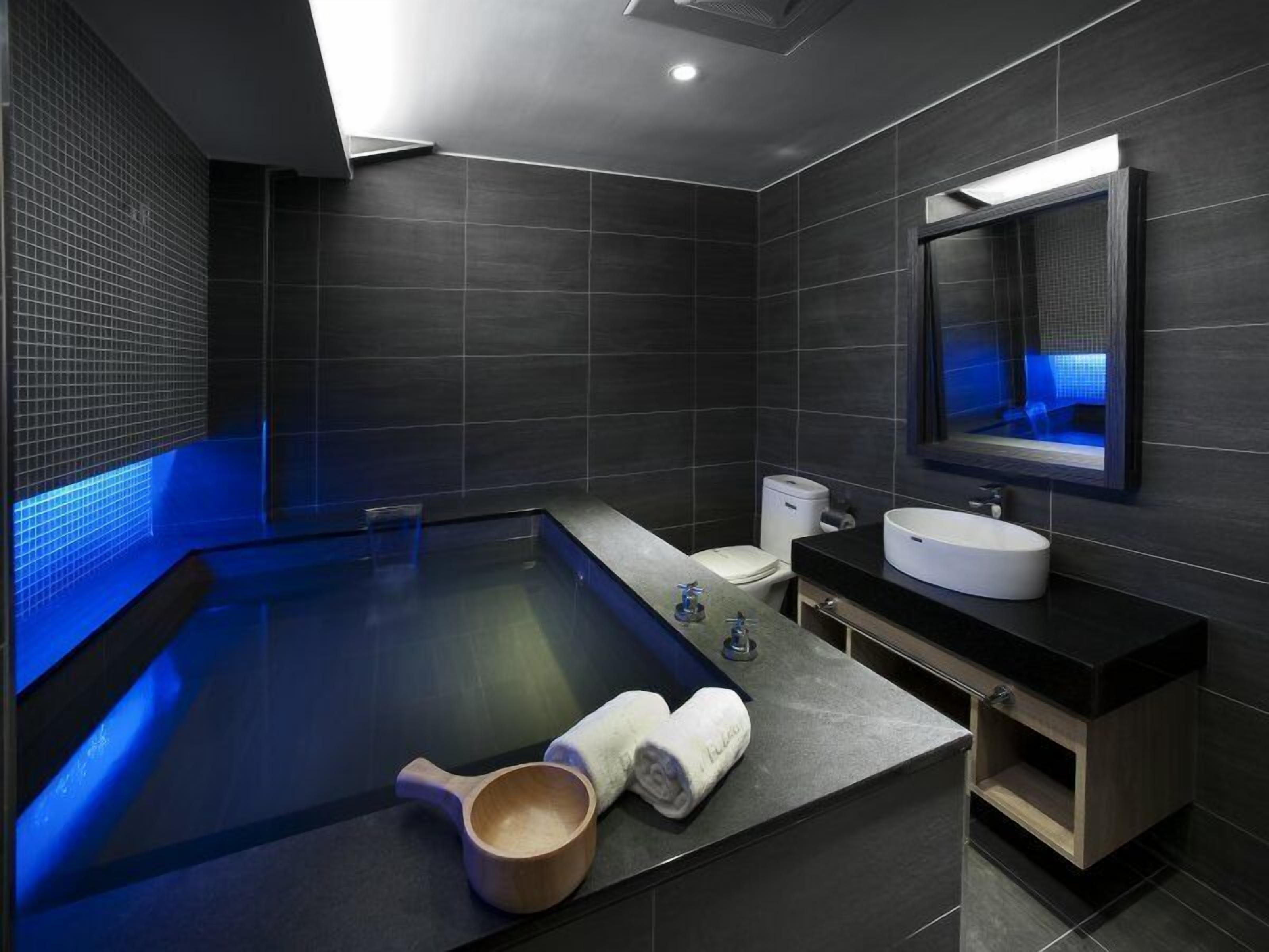 luxury double room (with garage) | bathroom | separate bathtub and shower, deep-soaking bathtub, free toiletries
