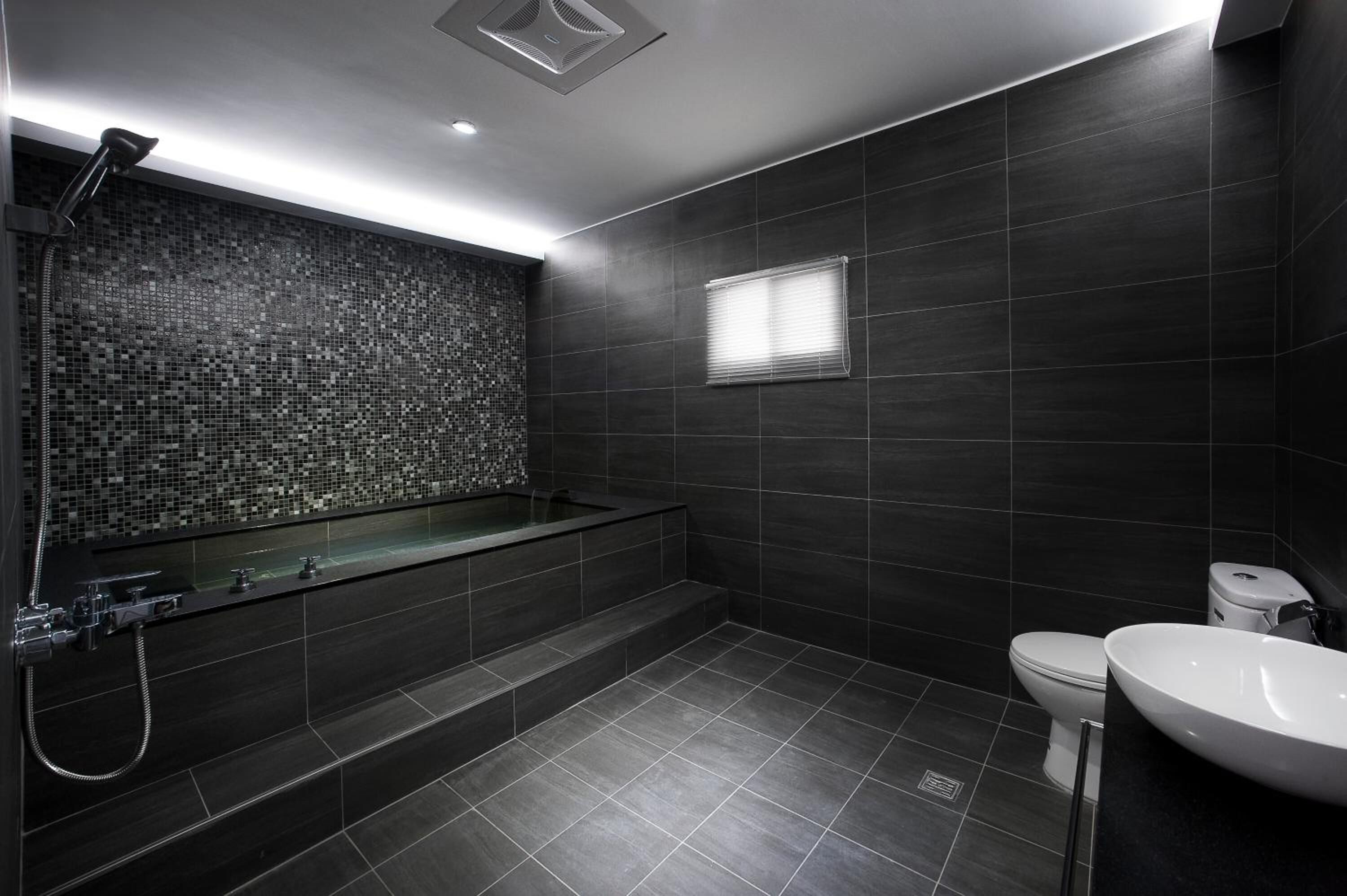 family quadruple room | bathroom | separate bathtub and shower, deep-soaking bathtub, free toiletries