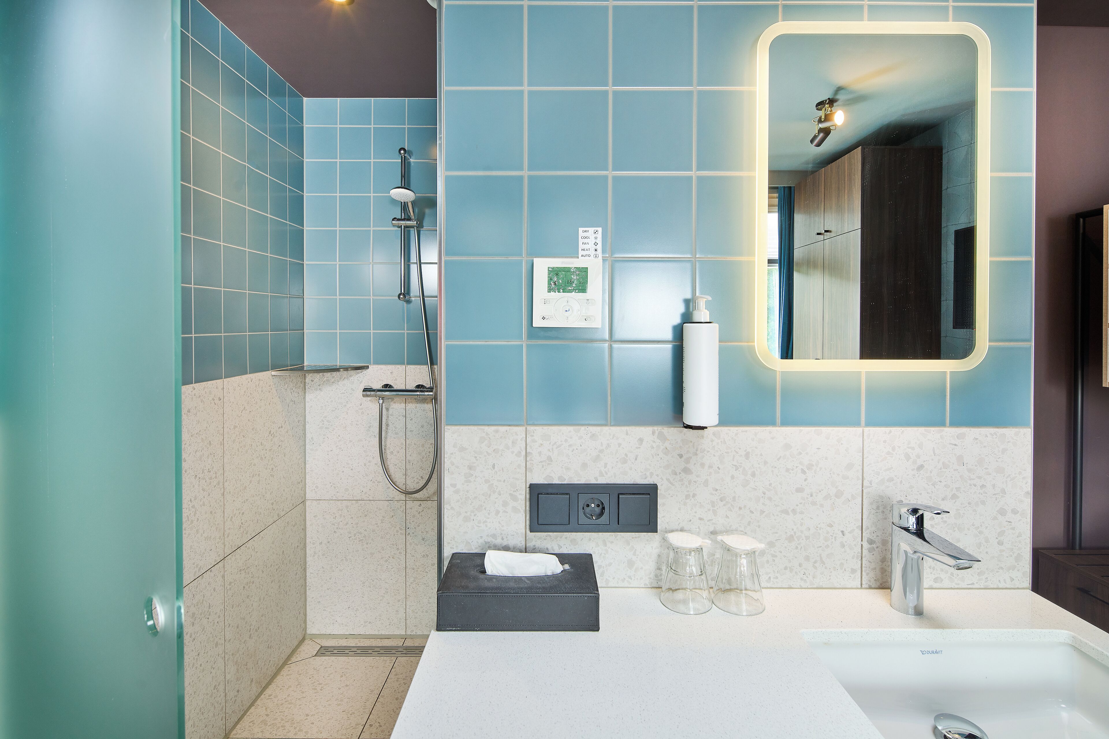 deluxe double room | bathroom | shower, free toiletries, hair dryer, towels