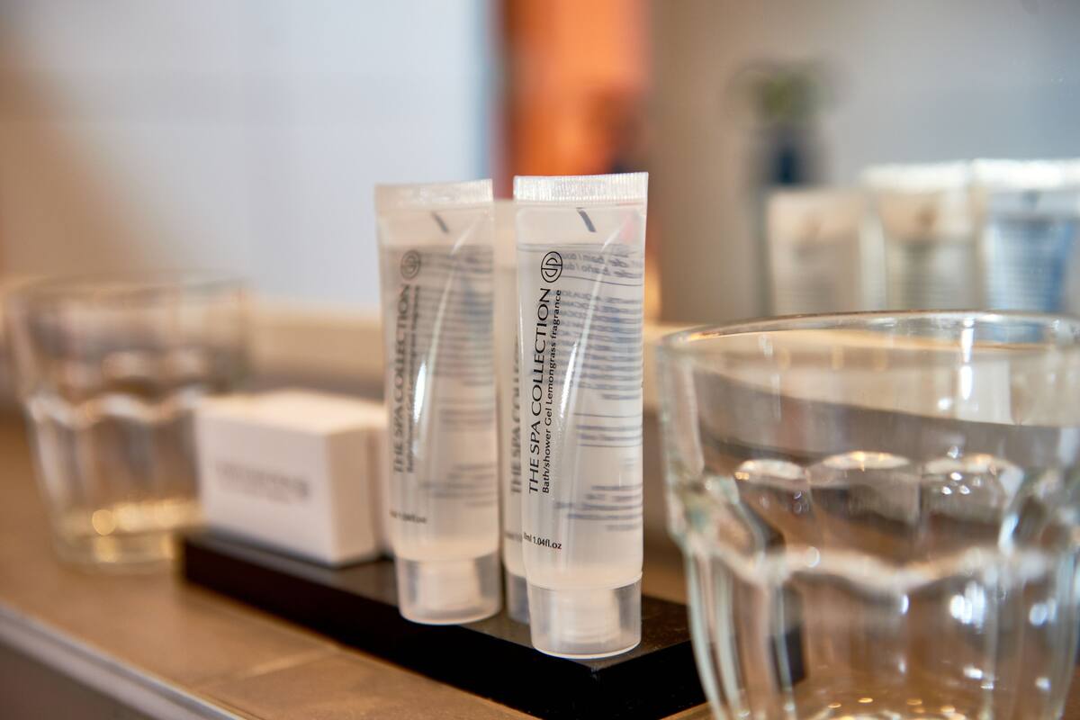 shower, free toiletries, hair dryer, towels